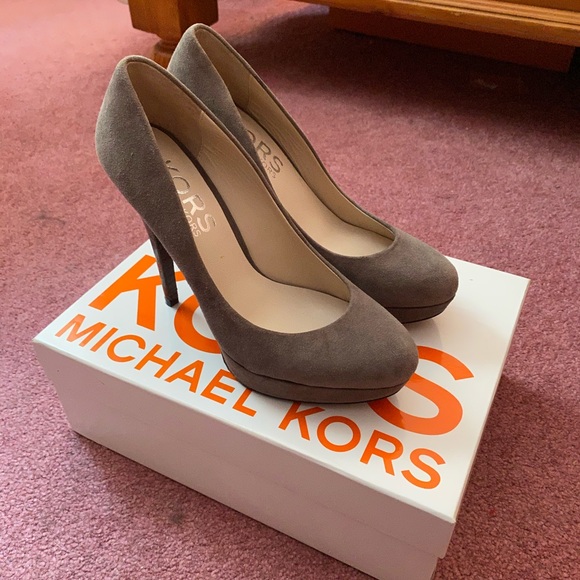 KORS Michael Kors Grey Suede Natural Snake Pumps 8 - Picture 2 of 13